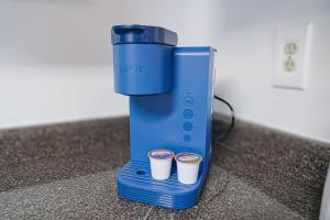 een blauw koffiezetapparaat met twee kopjes op een aanrecht bij Vacationhome - Privatepool Gardenyard in Las Vegas