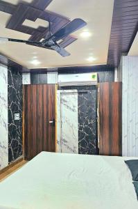 una habitación con una cama y un techo en Heritage Heaven home stay 1 black, en Varanasi