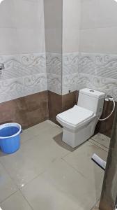 - Baño con aseo y cubo en Heritage Heaven home stay 1 black, en Varanasi