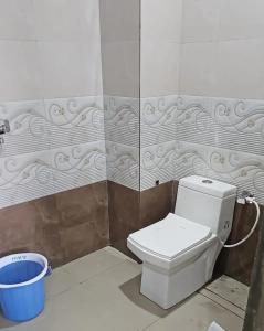 - Baño con aseo y cubo en Heritage Heaven home stay 1 black, en Varanasi