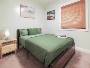 een slaapkamer met een groot groen bed en een raam bij Vacationhome - Privatepool Gardenyard in Las Vegas +30 foto's