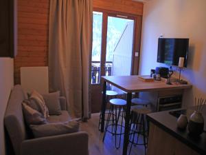 沙泰勒Apartment in Portes du Soleil ski area的客厅里有一张沙发和一张带电视的桌子