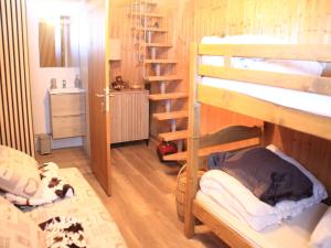 沙泰勒Apartment in Portes du Soleil ski area的卧室里有一张双层床，枕头上躺着一只猫