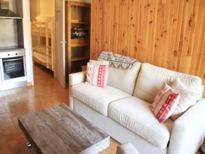 沙泰勒Studio in Châtel near Portes du Soleil Ski Area的客厅里有一张白色的沙发和一张桌子