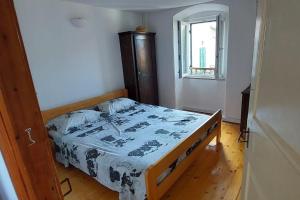 Un dormitorio con una cama en una habitación con ventana. en Seaside holiday house Sibenik - 23990, en Šibenik