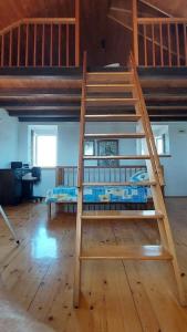 una litera de madera en una habitación en Seaside holiday house Sibenik - 23990, en Šibenik