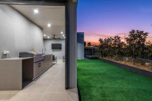 eine offene Küche mit grünem Rasen in einem Haus in der Unterkunft 4Bedroom Luxury home with Comfort & Stylish in Weston Creek