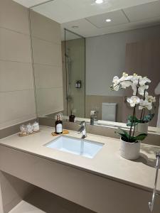 Un baño de Romantic Studio In Yas Canal View