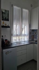 A kitchen or kitchenette at La piccola Perla