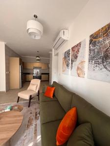 Χώρος καθιστικού στο Privado by Manazil, 6A,Luxury Open View Stay in Privado!