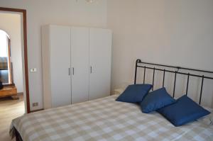 A bed or beds in a room at Betty's House