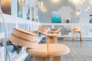 bagno con 4 servizi igienici in legno in camera di 尾道倶楽部 a Onomichi