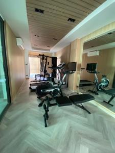 ein Fitnessstudio mit mehreren Heimtrainern in einem Raum in der Unterkunft Mountain breeze villa phuket in Ban Bang Khu