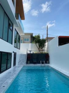 ein Swimmingpool vor einem Haus in der Unterkunft Mountain breeze villa phuket in Ban Bang Khu