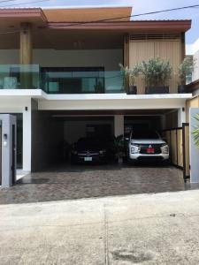 zwei Autos in der Garage eines Hauses geparkt in der Unterkunft Mountain breeze villa phuket in Ban Bang Khu