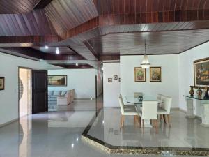 a dining room with a table and chairs at Casa Condomínio Luxo Cop 30 in Ananindeua
