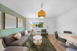 Ruang duduk di Modern 1-BD Miami Apt Gym, BBQ, Free Parking