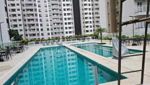 Bazén v ubytovaní Apartamento Novo e Completo no Centro com garagem alebo v jeho blízkosti