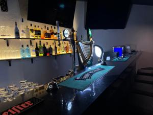 een bar met een toonbank met wat flessen alcohol bij Cloud9 Reloaded in Pattaya