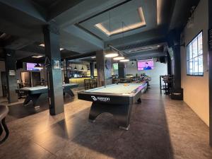 een grote kamer met een pooltafel. bij Cloud9 Reloaded in Pattaya