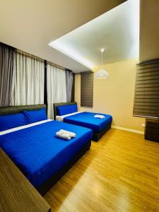 Giường trong phòng chung tại Beautiful 20-Person Villa, Walk to Beach & Market