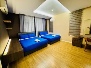 Giường trong phòng chung tại Beautiful 20-Person Villa, Walk to Beach & Market +57 ảnh