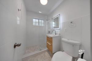 Bilik mandi di Stylish 1-BD Apt Gym, BBQ, Free Parking