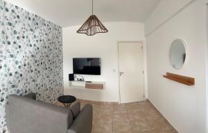 ラプラタにあるDepartamento moderno y luminoso en LA PLATAのソファとテレビのあるリビングルーム
