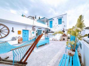 a hammock in the courtyard of a house at El houch الحوش in Port El Kantaoui