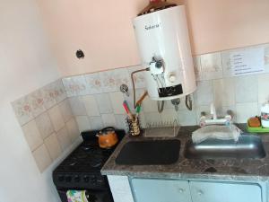 una cocina con fregadero y encimera en Departamento Payún Matrú, en Malargüe 11 fotos más