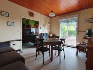 Khu vực ghế ngồi tại Charmante villa 4 pers, proche plage, jardin clos, secteur calme, animaux acceptés sur demande - FR-1-476-62