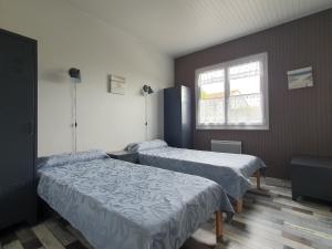 Giường trong phòng chung tại Charmante villa 4 pers, proche plage, jardin clos, secteur calme, animaux acceptés sur demande - FR-1-476-62