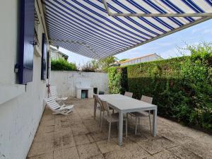 Ban công/sân hiên tại Charmante villa 4 pers, proche plage, jardin clos, secteur calme, animaux acceptés sur demande - FR-1-476-62 +4 ảnh