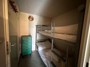 Posteľ alebo postele v izbe v ubytovaní Maison 29m² avec piscine, cour et parking à Notre-Dame-de-Monts près des plages - 4 personnes - FR-1-540-209 + 17 fotografií