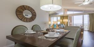 comedor con mesa con sillas y espejo en Grand Pacific Palisades, en Carlsbad