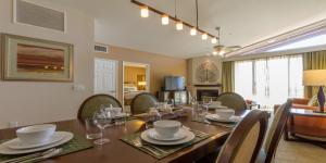 Un comedor con una mesa larga y sillas. en Grand Pacific Palisades, en Carlsbad