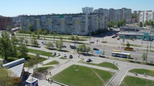 een luchtzicht op een straat in een stad bij Svetlana's Apartments in Sumy