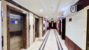 a corridor in a building with a hallway at فندق مهوى الفؤاد 1 ذاخر توصيل مجاني للحرم Mahwa Alfoad 1 Hotel free bus to Haram in Mecca