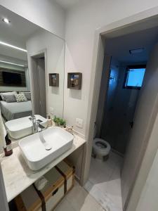 リオデジャネイロにあるDuplex Aconchegante-Palazzo das LaranjeiraSの洗面台とトイレを備えた白いバスルーム +7枚の写真
