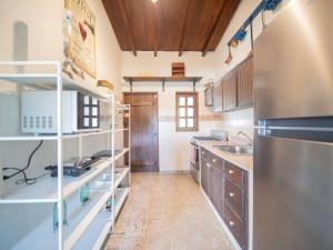 Η κουζίνα ή μικρή κουζίνα στο 2BR Colonial Penthouse in Sosua next to BEACH +8 φωτογραφίες