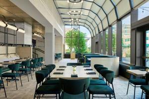 Χώρος καθιστικού στο Delta Hotels by Marriott Muskegon Convention Center