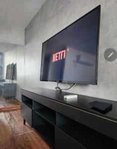 a flat screen tv sitting on top of a desk at Bahia Hotel Sol Vitoria Marina Flats in Salvador