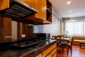 Kuchyň nebo kuchyňský kout v ubytování Tropicana Suites