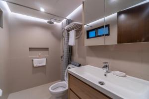Koupelna v ubytování Tropicana Suites