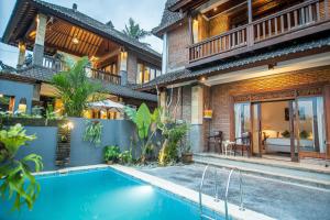 una casa con piscina delante de una casa en Suar Villa Ubud, en Ubud