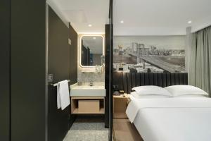 Ένα ή περισσότερα κρεβάτια σε δωμάτιο στο Lanyu Hotel-Guangzhou YongQingFang Tourist Scenic Spot Branch-Airport pick-up service