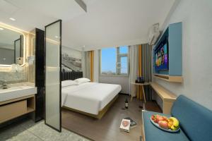 Ένα ή περισσότερα κρεβάτια σε δωμάτιο στο Lanyu Hotel-Guangzhou YongQingFang Tourist Scenic Spot Branch-Airport pick-up service
