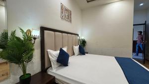 Postel nebo postele na pokoji v ubytování Sparkle Jaipur