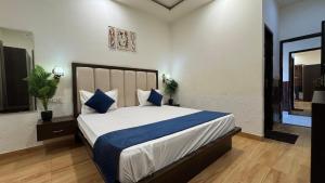 Postel nebo postele na pokoji v ubytování Sparkle Jaipur