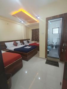 Rúm í herbergi á Hotel Sai Nanda